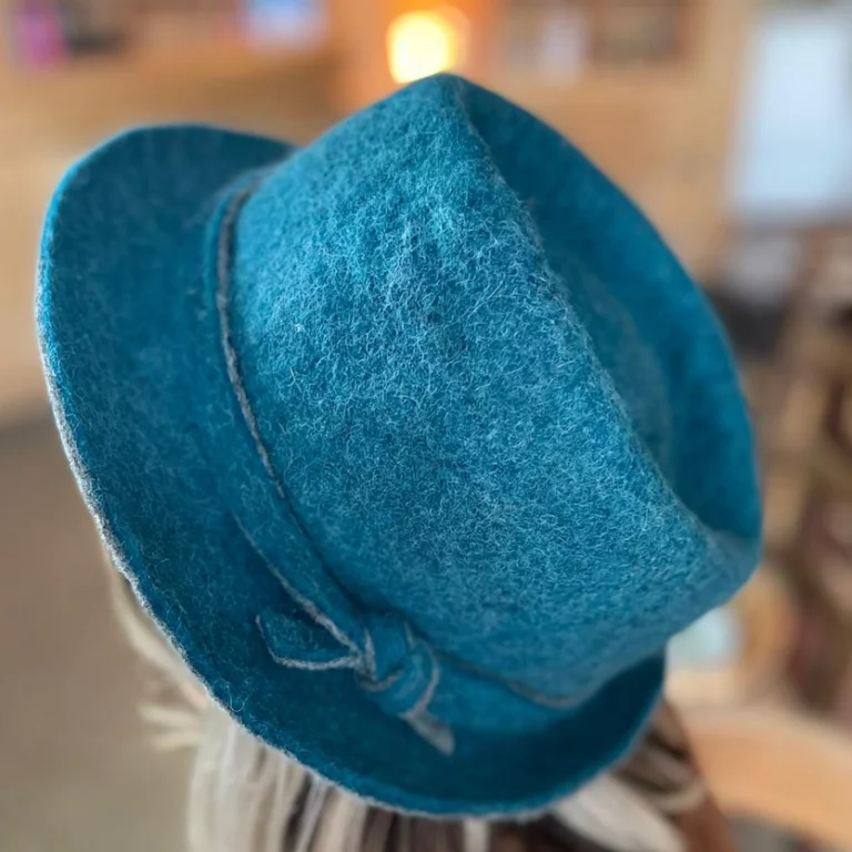 Chapeau-bleue-laine-feutree-768x768